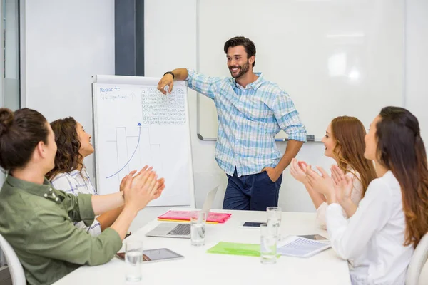 Dirigenti che apprezzano il loro collega durante la presentazione in sala conferenze — Foto Stock