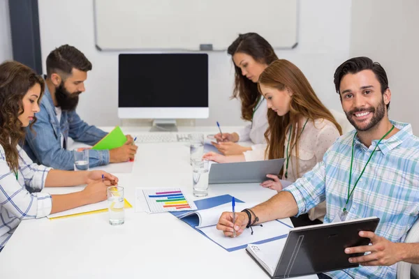 Executivos que trabalham na sala de conferências — Fotografia de Stock