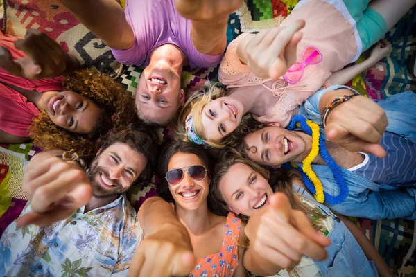 Groep vrienden liggen in een cirkel op Camping — Stockfoto