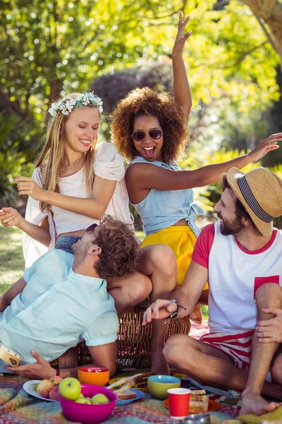 Grupo de amigos divirtiéndose juntos en el parque — Foto de Stock