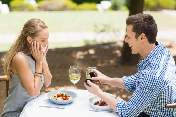 Uomo che propone alla donna di offrire anello di fidanzamento — Foto Stock