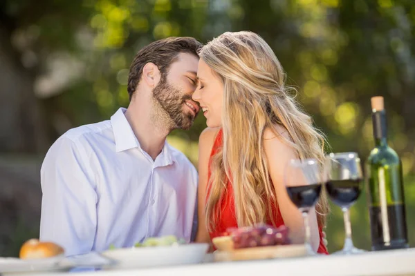 Pareja feliz inclinándose a besarse — Foto de Stock