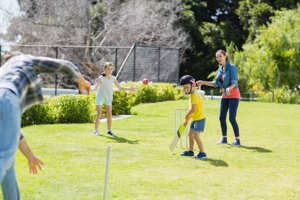 Happy family playing cricket together — Stock Photo, Image