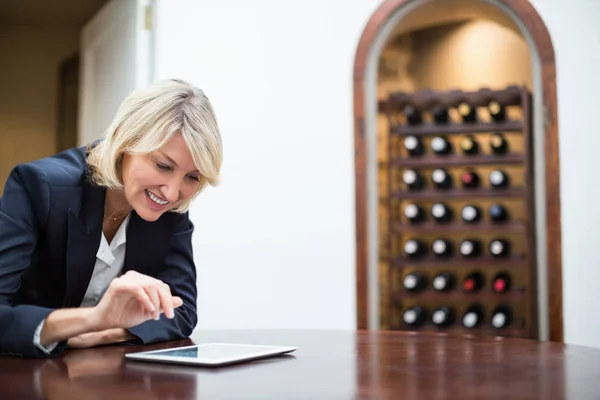 Femme d'affaires utilisant une tablette numérique dans un restaurant — Photo