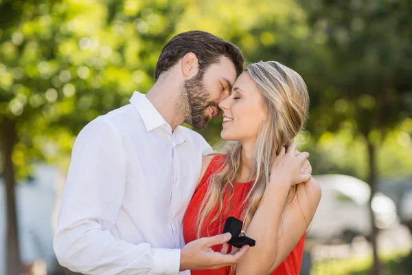 Glückliches Paar beugt sich zum Kuss vor — Stockfoto