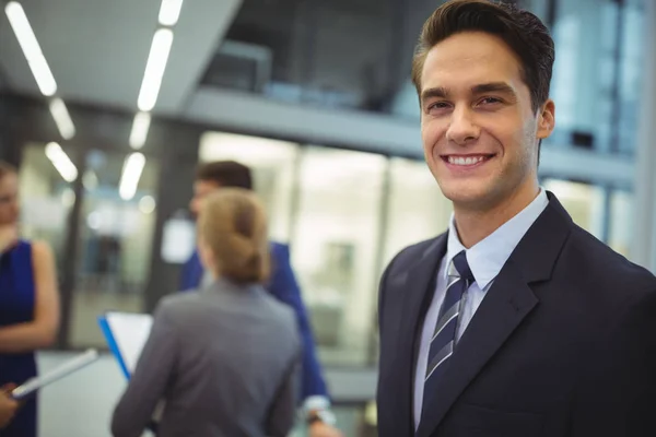 Πορτρέτο του χαμογελώντας επιχειρηματίας στο διάδρομο — Φωτογραφία Αρχείου