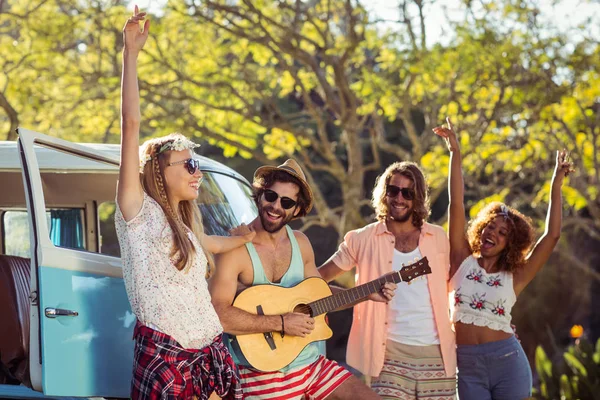 Groep vrienden plezier op muziekfestival — Stockfoto