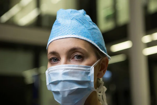 Vrouwelijke chirurg dragen chirurgisch masker — Stockfoto