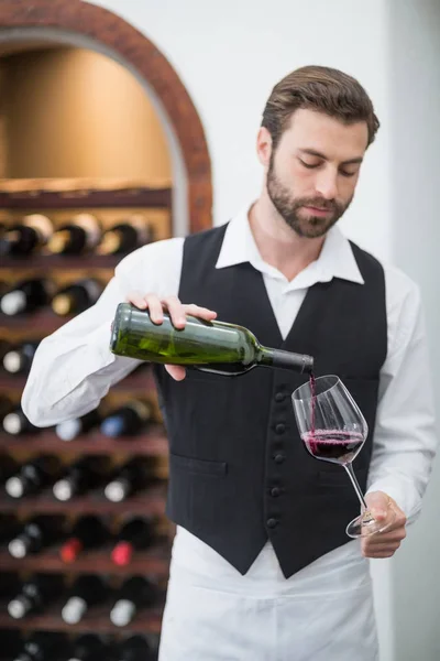 Serveur masculin versant du vin dans un verre à vin — Photo