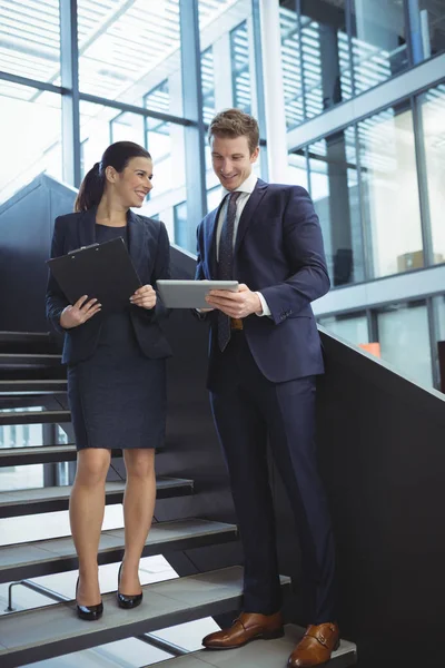 Bedrijfsleiders bespreken over Tablet PC — Stockfoto