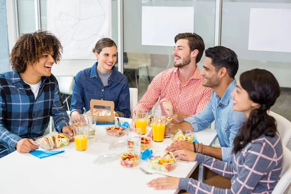 Ejecutivos felices interactuando mientras desayunan — Foto de Stock