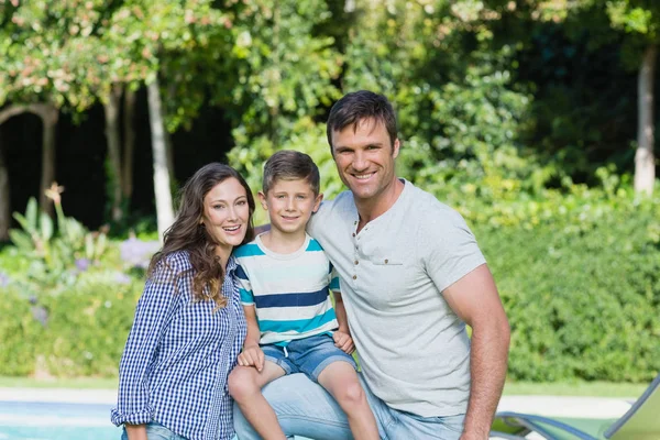 Famille debout ensemble dans le parc — Photo