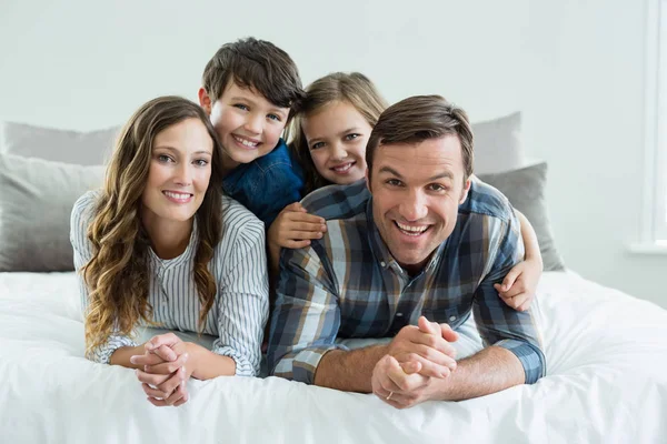 Familie spielt auf Bett im Schlafzimmer — Stockfoto
