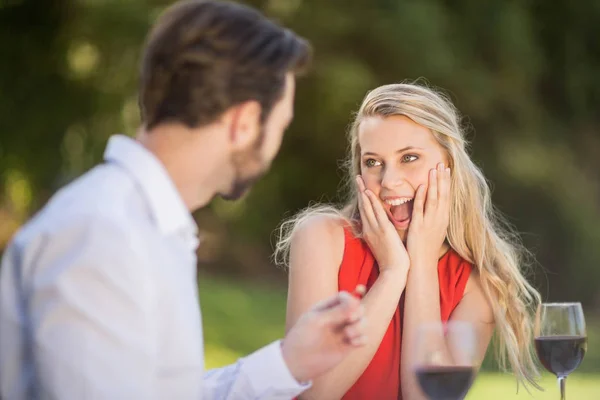 Frau nach Anblick des Rings überrascht — Stockfoto