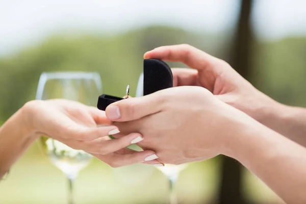 Muž zamýšlí žena nabízí zásnubní prsten — Stock fotografie