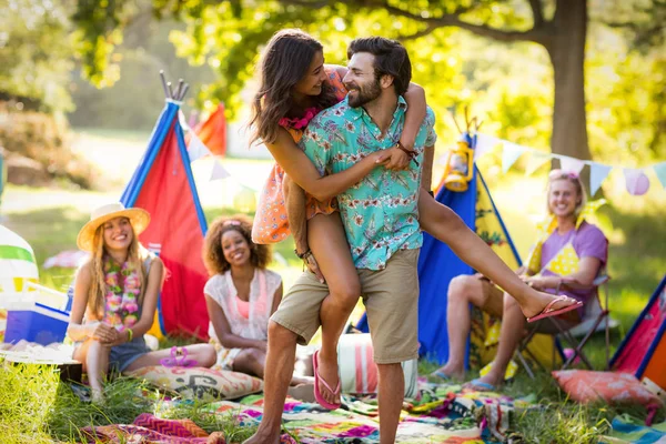 Paar tanzt auf Campingplatz — Stockfoto