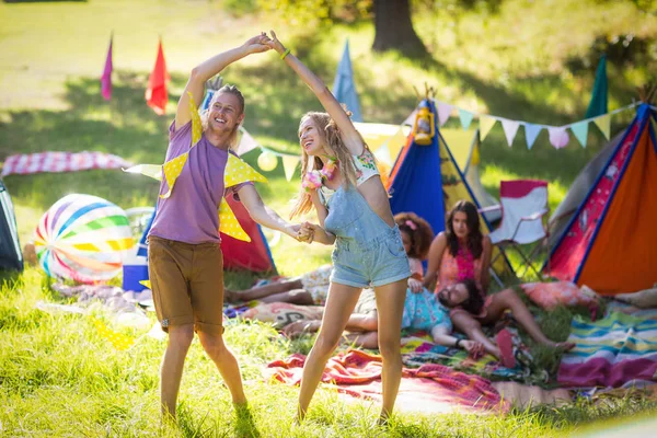 Couple dancing at campsite — Stock Photo, Image