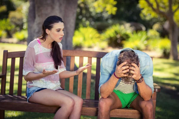 Paar streitet im Park — Stockfoto