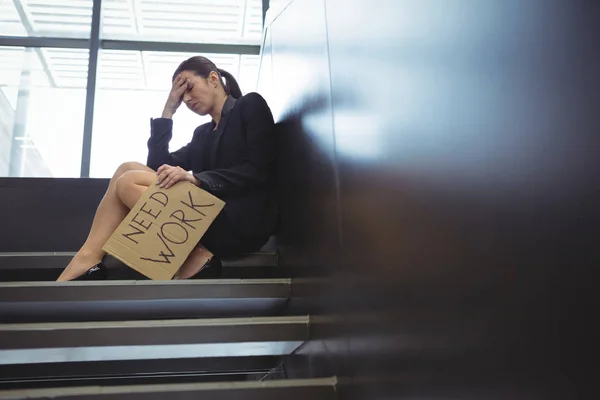 Empresária deprimida sentada nas escadas — Fotografia de Stock