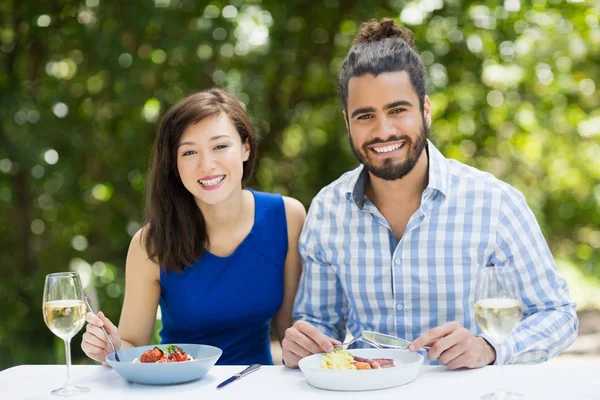Par njuter tillsammans i en restaurang — Stockfoto