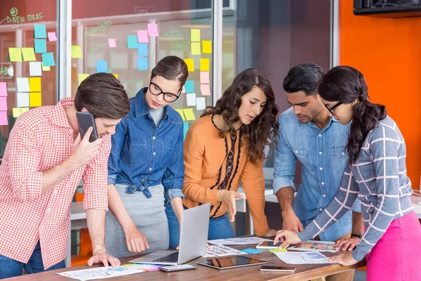 Team med grafiska formgivare diskuterar i ett möte — Stockfoto