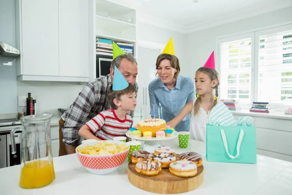 Aile onların oğulları doğum günü kutluyor — Stok fotoğraf