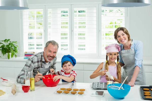 Padres e hijos preparando galletas —  Fotos de Stock