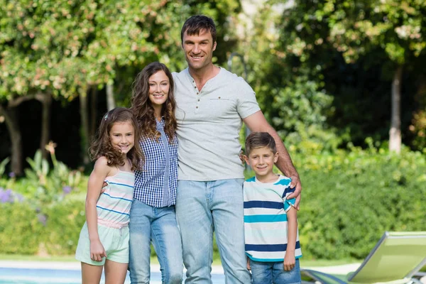 Família feliz desfrutando no parque — Fotografia de Stock