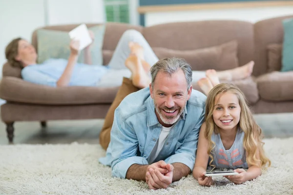 Père et fille utilisant le téléphone portable — Photo