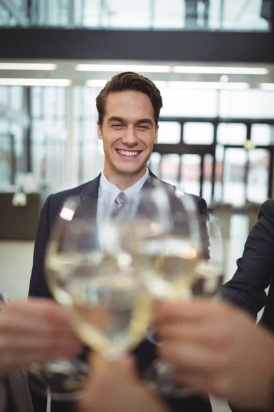 Podnikatelé, opékání sklenice šampaňského — Stock fotografie