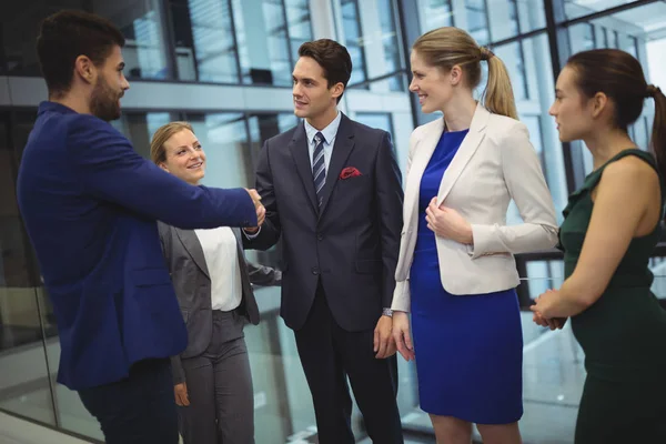 Ejecutivos de negocios estrechando las manos — Foto de Stock