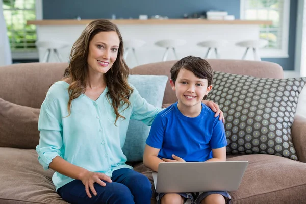 Moeder en zoon op de Bank met behulp van laptop — Stockfoto