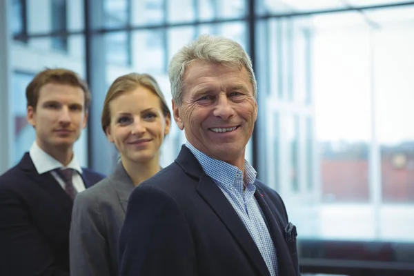 Dirigeants d'entreprise debout dans le bureau — Photo