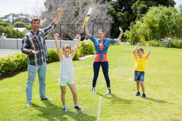 Familie spelen cricket in park — Stockfoto