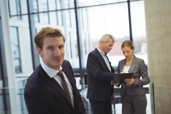 Zakenman die permanent in het kantoor — Stockfoto