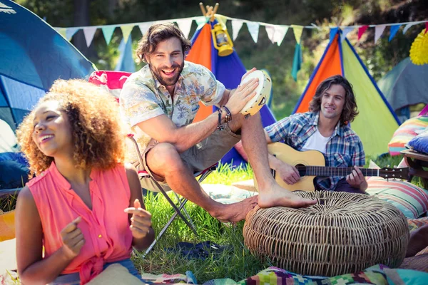 Vänner att ha roligt tillsammans på campingplats — Stockfoto