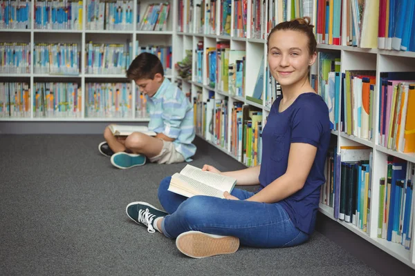 Τα παιδιά σχολείο, διαβάζοντας βιβλία στη βιβλιοθήκη στο σχολείο — Φωτογραφία Αρχείου