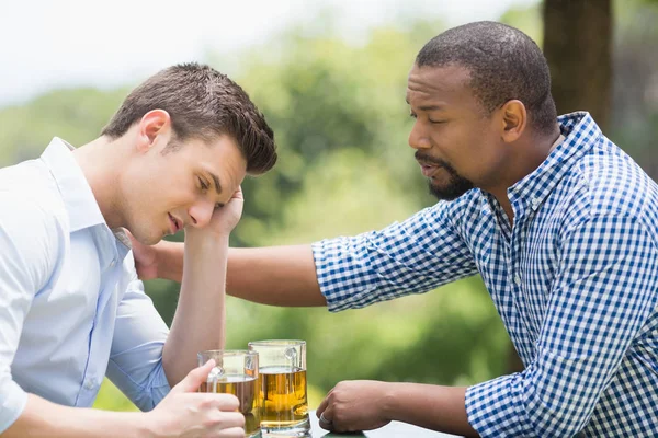Amis avoir une conversation tout en ayant de la bière — Photo