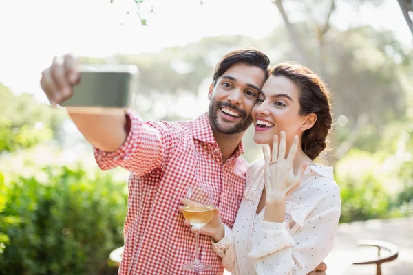 Felice coppia prendendo un selfie — Foto Stock