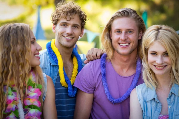 Grupo de amigos de pé juntos no parque — Fotografia de Stock