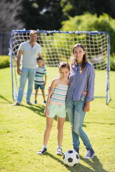 Madre e hija de pie juntas — Foto de Stock