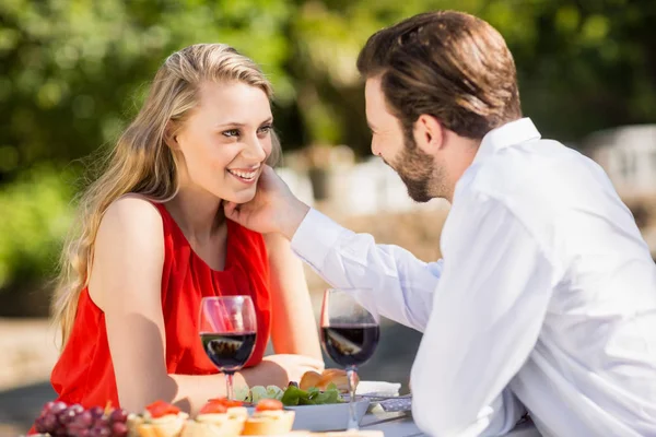 Gelukkige paar omhelzen elkaar — Stockfoto