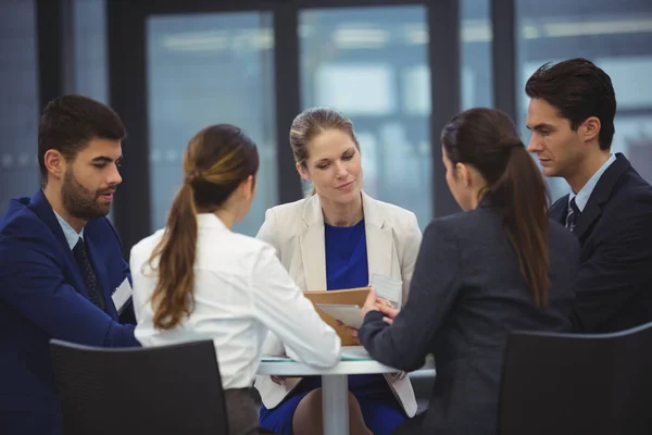 Empresários tendo uma discussão em reunião — Fotografia de Stock