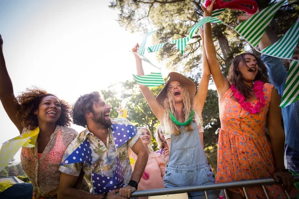 Grupp vänner dansa på musikfestival — Stockfoto