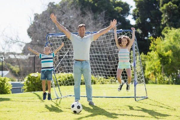 Oğlu ve kızı ile futbol oynama baba — Stok fotoğraf