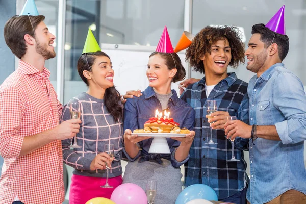 Gelukkig leidinggevenden viert de verjaardag van hun collega 's — Stockfoto