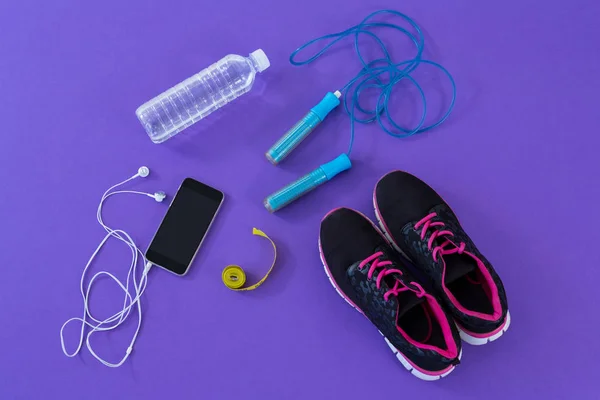 Аксессуары для фитнеса, измерительная лента и мобильный телефон с наушниками — стоковое фото