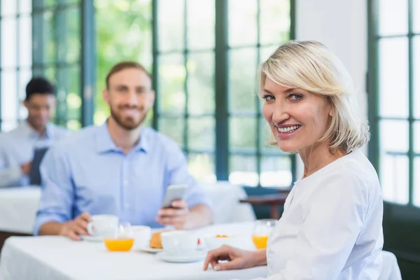 Ejecutivos sonrientes en un restaurante — Foto de Stock