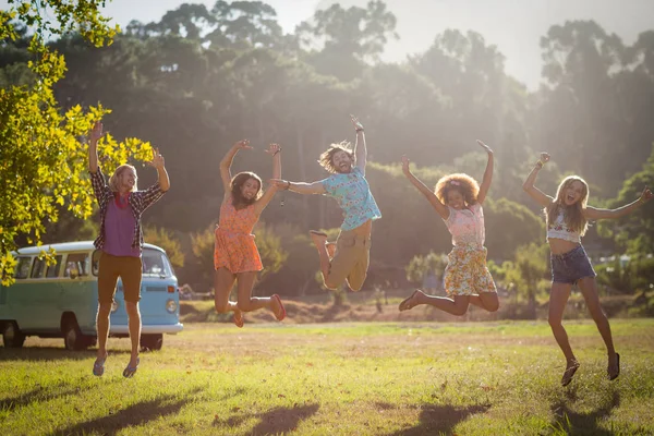 Amigos pulando em emoção no parque — Fotografia de Stock