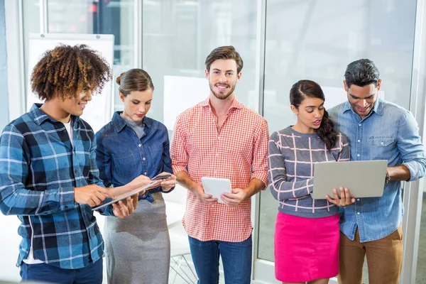 Befattningshavare med bärbar dator, digital surfplatta och mobiltelefon — Stockfoto